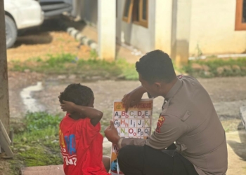 Polisi di Dogiyai Kenalkan Abjad Bagi Anak Usia Dini Dalam Program Si-Ipar