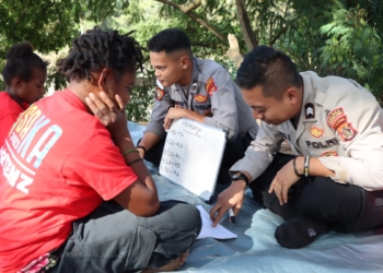 Polisi Pi Ajar Jangkau Anak Putus Sekolah di Kampung Kama, Papua Pegunungan