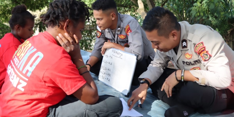 Polisi Pi Ajar Jangkau Anak Putus Sekolah di Kampung Kama, Papua Pegunungan