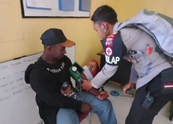 Tim Kesehatan Polri Obati Penderita Febris di Pelosok Kabupaten Puncak