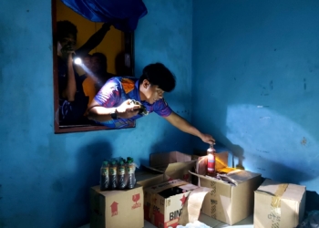 Lakukan Penggeledahan, Polisi Amankan Belasan Botol Miras Bersama Pelaku