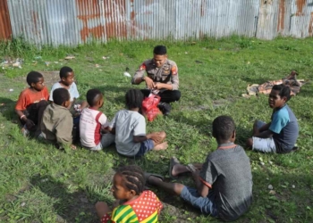 Program Polisi Pi Ajar Bekali Kemampuan Calistung Bagi Anak di Papua Pegunungan