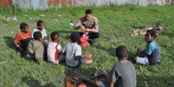 Program Polisi Pi Ajar Bekali Kemampuan Calistung Bagi Anak di Papua Pegunungan