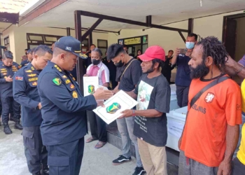 Tim DVI Polda Papua Serahkan Jenazah Korban Kecelakaan Pesawat Kepada Keluarga