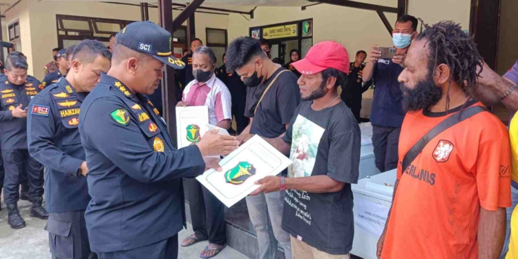 Tim DVI Polda Papua Serahkan Jenazah Korban Kecelakaan Pesawat Kepada Keluarga