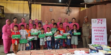 Bhayangkari Peduli, Ketua Bhayangkari Daerah Papua Bagikan Bantuan Sembako Kepada Masyarakat