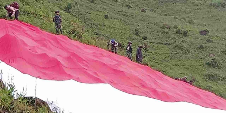 HUT Ke-78 RI, TNI-Polri Bersama Pemkab Tolikara Bentangkan Bendera Merah Putih 40 Meter di Dua Distrik