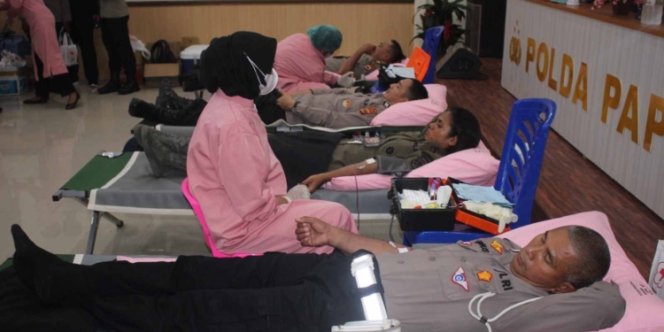 Bakti Kesehatan Donor Darah Meriahkan Perayaan HUT Polwan RI Ke-75 di Polda Papua
