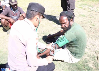 Tim Keladi Sagu Polri Obati Penderita ISPA di Pelosok Papua Tengah