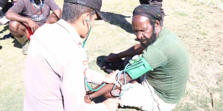 Tim Keladi Sagu Polri Obati Penderita ISPA di Pelosok Papua Tengah