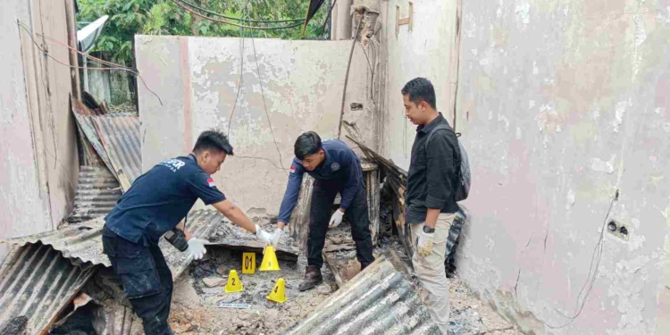 Bid Labfor Polda Papua Bersama Polres Jayapura Lakukan Olah TKP Kasus Kebakaran Gedung Pemerintahan Jayapura