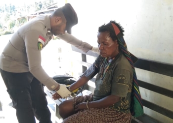 Tim Kesehatan Polri Obati Pasien Penderita ISPA  di Kampung Yokatapa, Intan Jaya