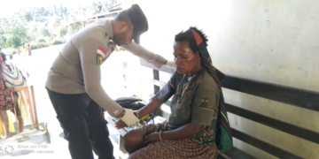 Tim Kesehatan Polri Obati Pasien Penderita ISPA  di Kampung Yokatapa, Intan Jaya