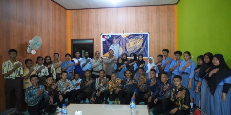 Bid Humas Polda Papua Berikan Pemahaman Cara Penanganan Berita Hoax di Media Sosial Bagi Pelajar di Keerom