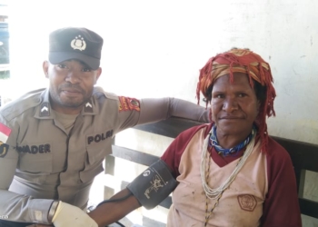 Tim Kesehatan Polri Obati Penderita ISPA di Intan Jaya