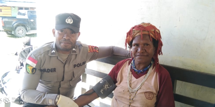 Tim Kesehatan Polri Obati Penderita ISPA di Intan Jaya