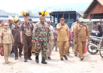 Kunjungi Pasar Tradisional, Dandim Jayawijaya : Jaga Suasana Kondusif Jelang HUT Ke-78 Republik Indonesia