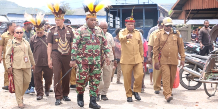Kunjungi Pasar Tradisional, Dandim Jayawijaya : Jaga Suasana Kondusif Jelang HUT Ke-78 Republik Indonesia