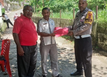 Semarakkan Hari Kemerdekaan, Bhabinkamtibmas Jajaran Polresta Bagikan Bendera Merah Putih Bagi Warga