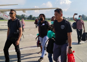 Dua Tahanan Polres Yahukimo Tiba di Bandara Sentani
