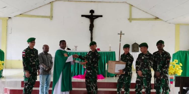 Satgas Yonif 310/KK Laksanakan Ibadah Bersama dan Berikan Bantuan Untuk Gereja di Perbatasan