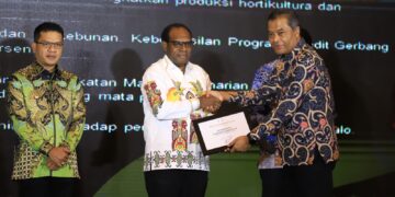 Bupati Keerom Piter Gusbager Kembali Raih Penghargaan Nasional “Pendorong Ekonomi Kerakyatan”