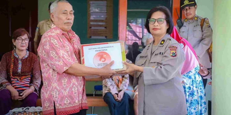 Memperingati Hari Jadi ke-75, Polwan Polda Papua Gelar Bakti Sosial  ke Panti Jompo