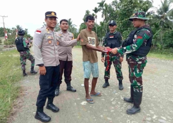Solidaritas TNI-Polri Bagikan Bendera Merah Putih Kepada Masyarakat Di Wilayah Perbatasan RI/PNG