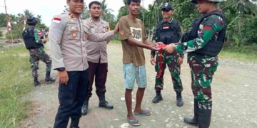 Solidaritas TNI-Polri Bagikan Bendera Merah Putih Kepada Masyarakat Di Wilayah Perbatasan RI/PNG