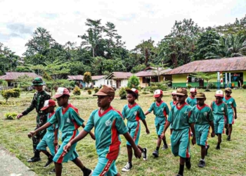 Sambut Hari Kemerdekaan, Satgas Yonif 122/TS Latih PBB Di SD Wembi