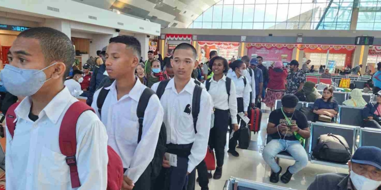 Terima Kasih KASAD, 8 Putra Putri Papua Diberangkatkan Ikuti Pendidikan Bintara PK TNI AD