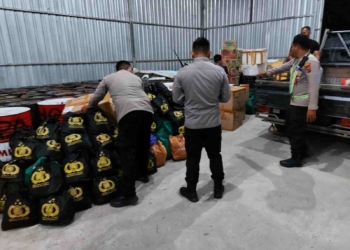 Polri Distribusikan Bansos Menggunakan Pesawat Carter di Wilayah Terdampak Bencana Puncak