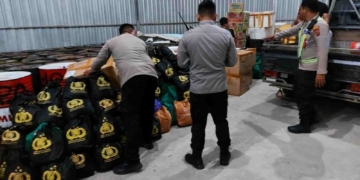 Polri Distribusikan Bansos Menggunakan Pesawat Carter di Wilayah Terdampak Bencana Puncak