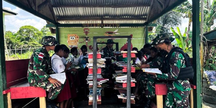 Tumbuhkan Minat Baca, Satgas Pamtas Yonif 122/TS Hadirkan Perpustakaan Mini