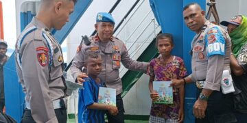 Peduli Budaya Literasi, Polsek Poom Membagikan Buku Bacaan Kepada Anak-anak