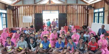 Bhayangkari Cabang Keerom Gelar Bakti Sosial Bersama Warga Gereja