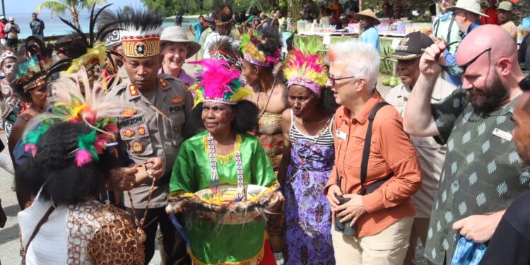 Berikan Rasa Nyaman, Turis Mancanegara Dapat Pengawalan Polres Kepulauan Yapen