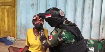Respon Keluhan Warga, Satgas Yonif 310/KK Berikan Pengobatan Gratis di Kampung Terdalam Perbatasan RI-PNG