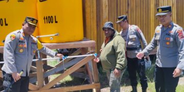 Kapolres Berikan Bantuan Sarana Air Bersih Ke Masyarakat Kampung Otmakot, Kabupaten Pegunungan Bintang