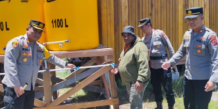 Kapolres Berikan Bantuan Sarana Air Bersih Ke Masyarakat Kampung Otmakot, Kabupaten Pegunungan Bintang