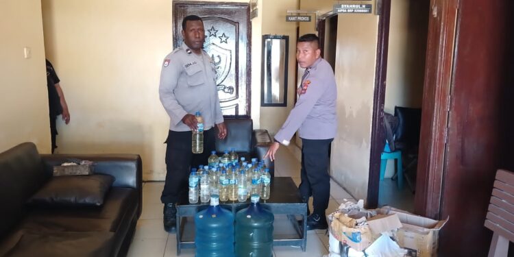 Polsek Pomako Amankan Puluhan Minuman Keras dan Pemiliknya