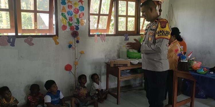 Cegah Stunting, Kapolsek Masirei Sosialisasi dan Berikan Makanan Bergizi di PAUD Lilin Kecil Bethesda Sinonde