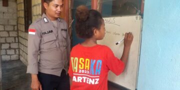 Berikan Pelajaran Wawasan Kebangsaan, Personil Sat Binmas Turun Langsung di Kampung Koya Koso