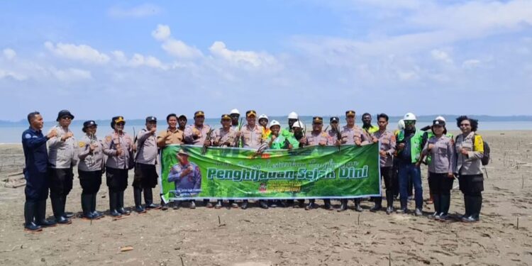 Peduli Lingkungan, Polres Mimika Lakkukan Aksi Tanam 1.000 Pohon Mangrove