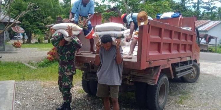 Dukung Kesejahteraan Warga, Babinsa Koramil 1709-01/Yapsel Bantu Salurkan Bantuan Pangan Beras