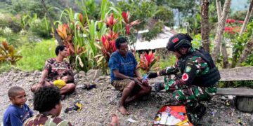 Satgas Yonif 115/ML Berbagi Kebahagiaan Dengan Membagikan Sembako Kepada Masyarakat Wuyuneri