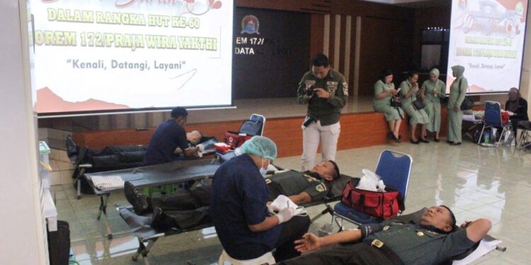 Peringati Hut Ke-60, Korem 172/PWY Sumbang 98 Kantong Darah ke PMI