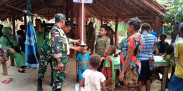 Cegah Stunting, Babinsa dan Persit Koramil 1707-16/Sota Beri Makanan Bergizi di Kampung Yanggandur