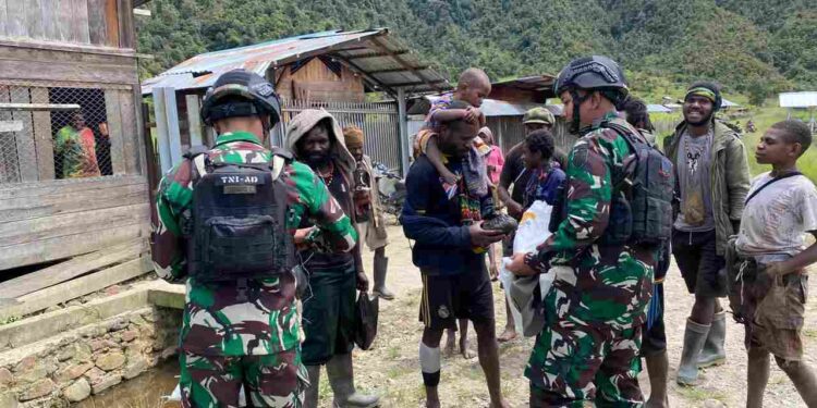 Satgas Yonif 527/BY dan Koramil 1703-03/Obano Berbagi Kebahagian Dengan Masyarakat Paniai