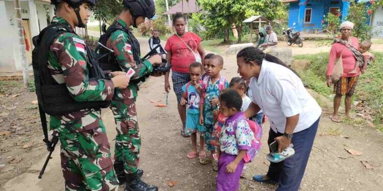 Minggu Berkah, Satgas Pamtas Statis RI-PNG Yonif 111/KB Tabur Kebahagian di Kampung Kanggewot